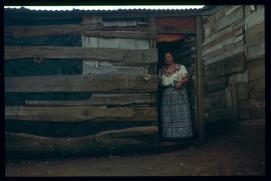 Guatemala 1996/mujer en la puerta de su cabaña Guatemala 1996/mujer en la puerta de su cabaña